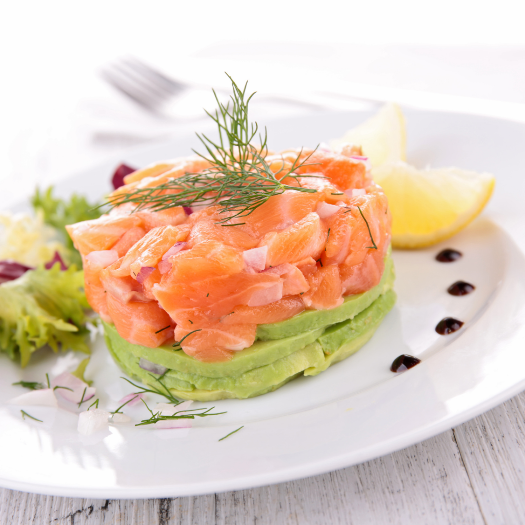 Rezepte & CO Lachstatar auf Avocado